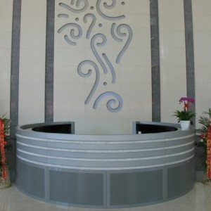 Front desk with displacement grilles