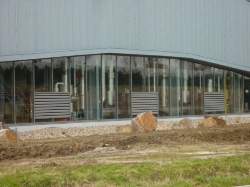 Geluid dempend rooster in glazen wand